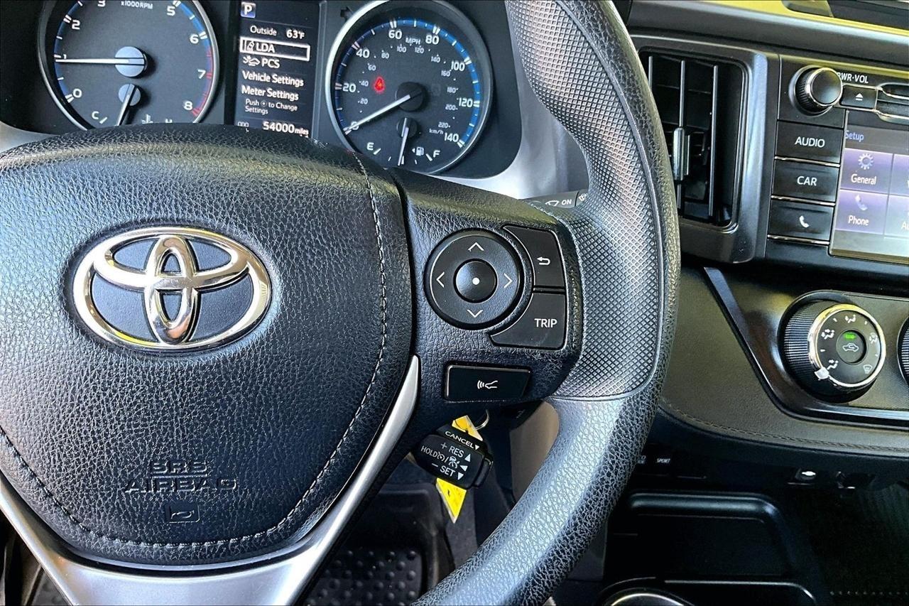 Toyota RAV4 LE AWD 2018