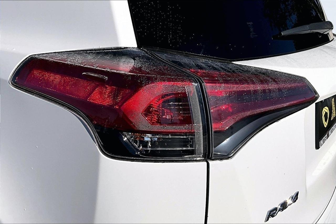 Toyota RAV4 LE AWD 2018