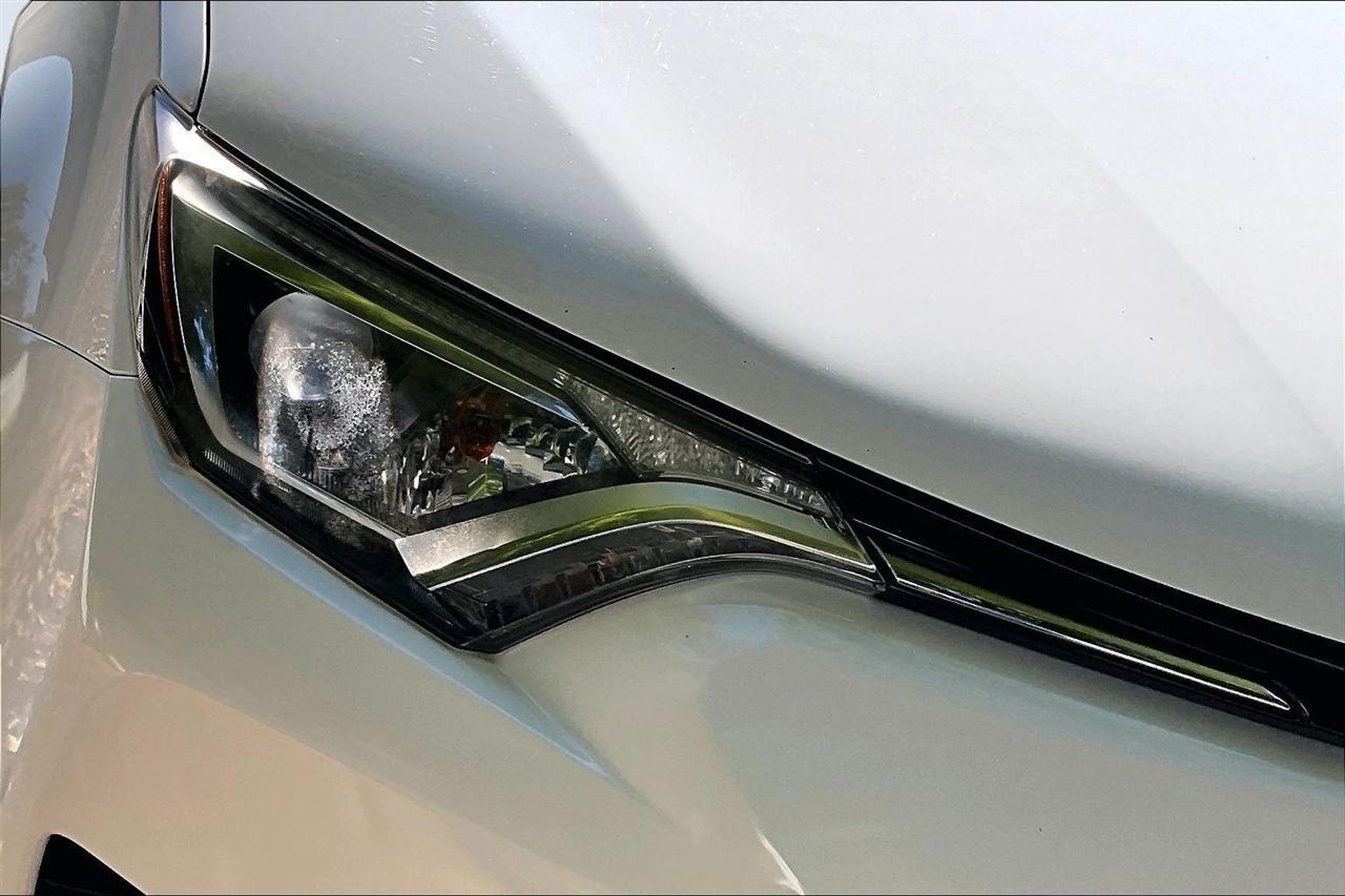 Toyota RAV4 LE AWD 2018