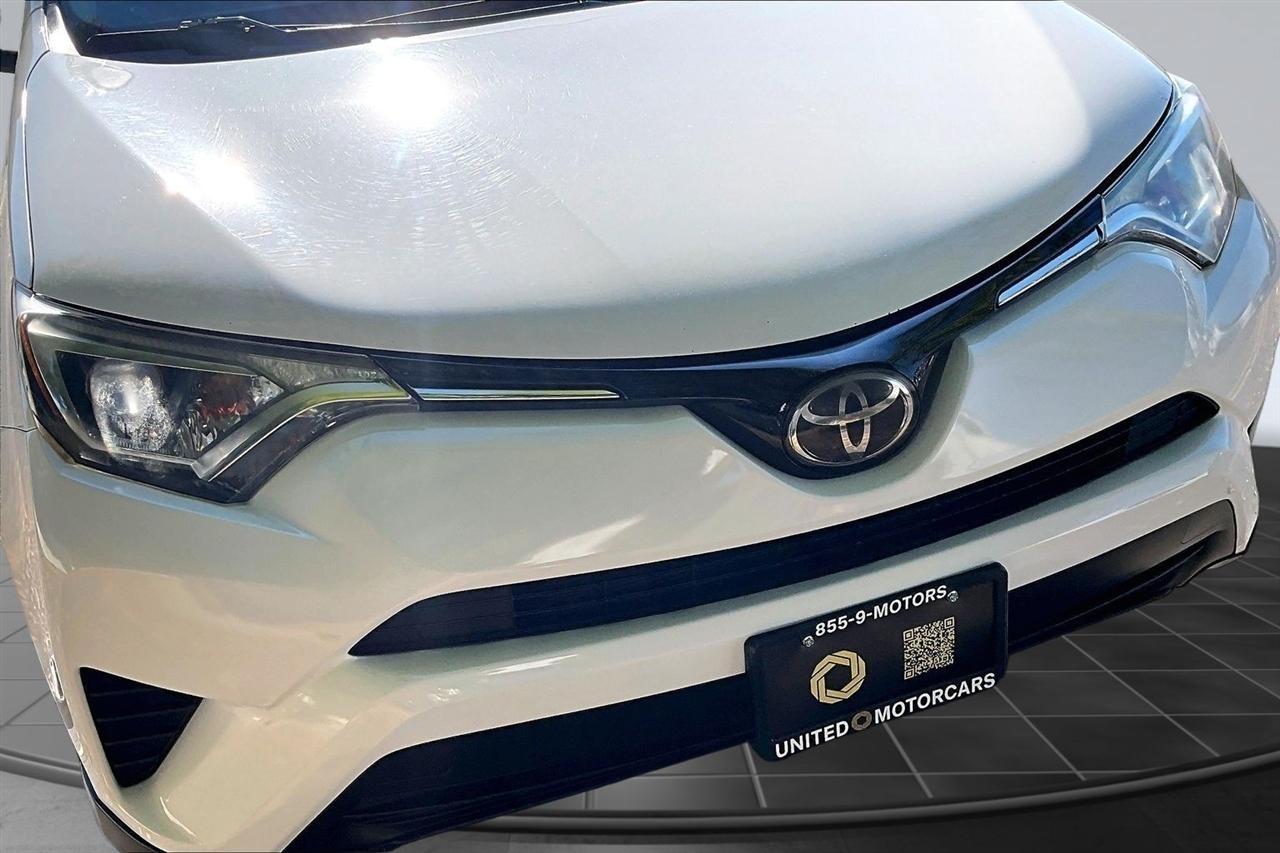 Toyota RAV4 LE AWD 2018