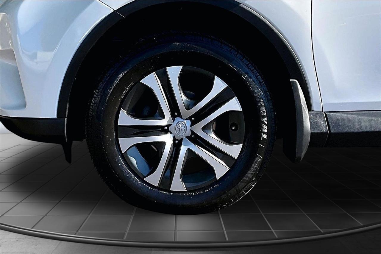 Toyota RAV4 LE AWD 2018