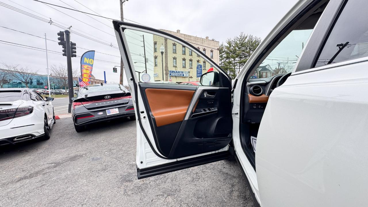 Toyota RAV4 Platinum AWD (Natl) 2017