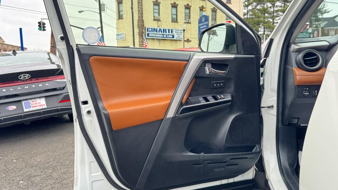 Toyota RAV4 Platinum AWD (Natl) 2017