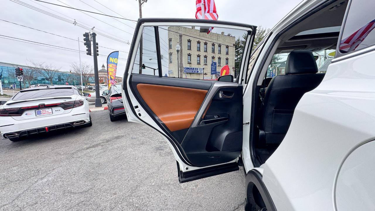 Toyota RAV4 Platinum AWD (Natl) 2017