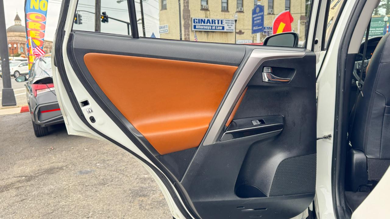 Toyota RAV4 Platinum AWD (Natl) 2017