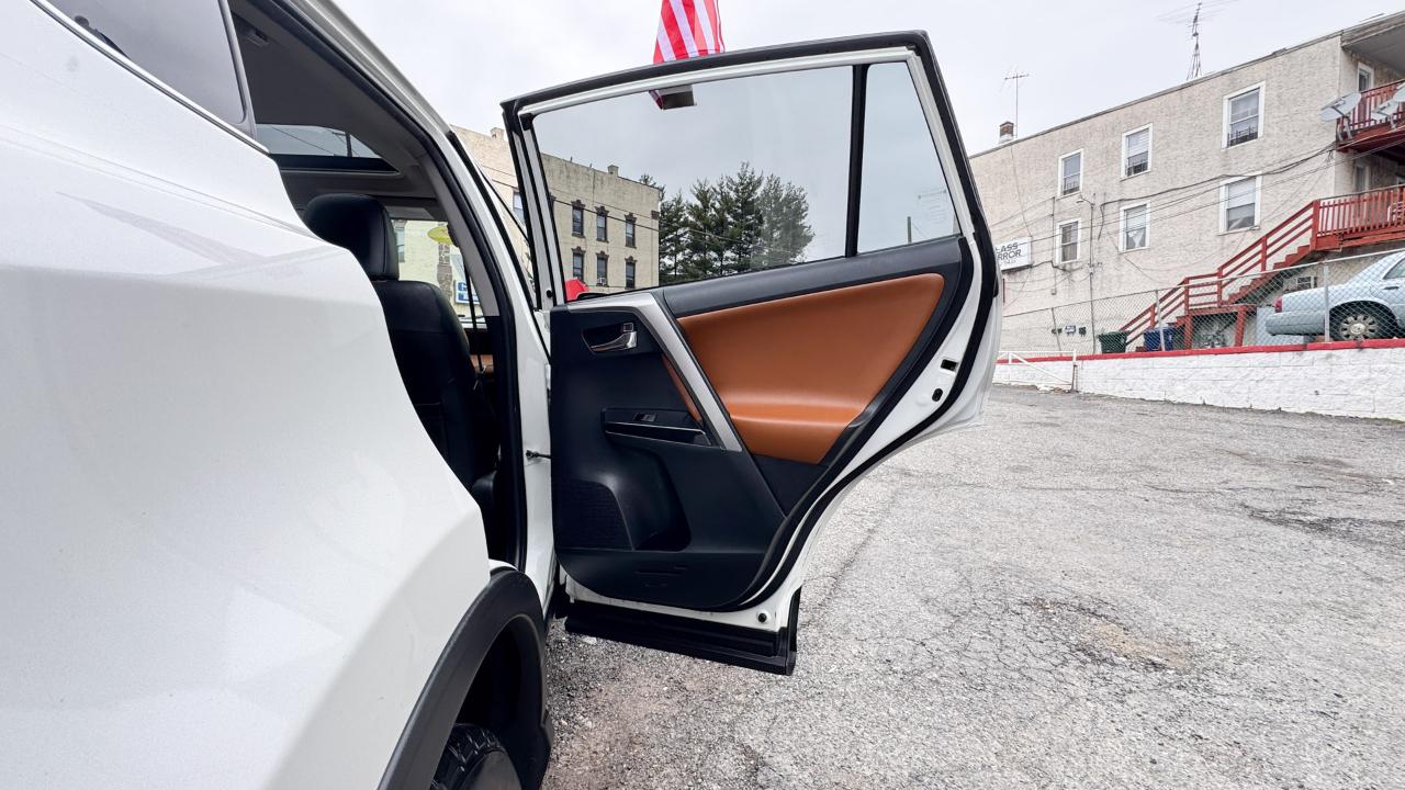 Toyota RAV4 Platinum AWD (Natl) 2017