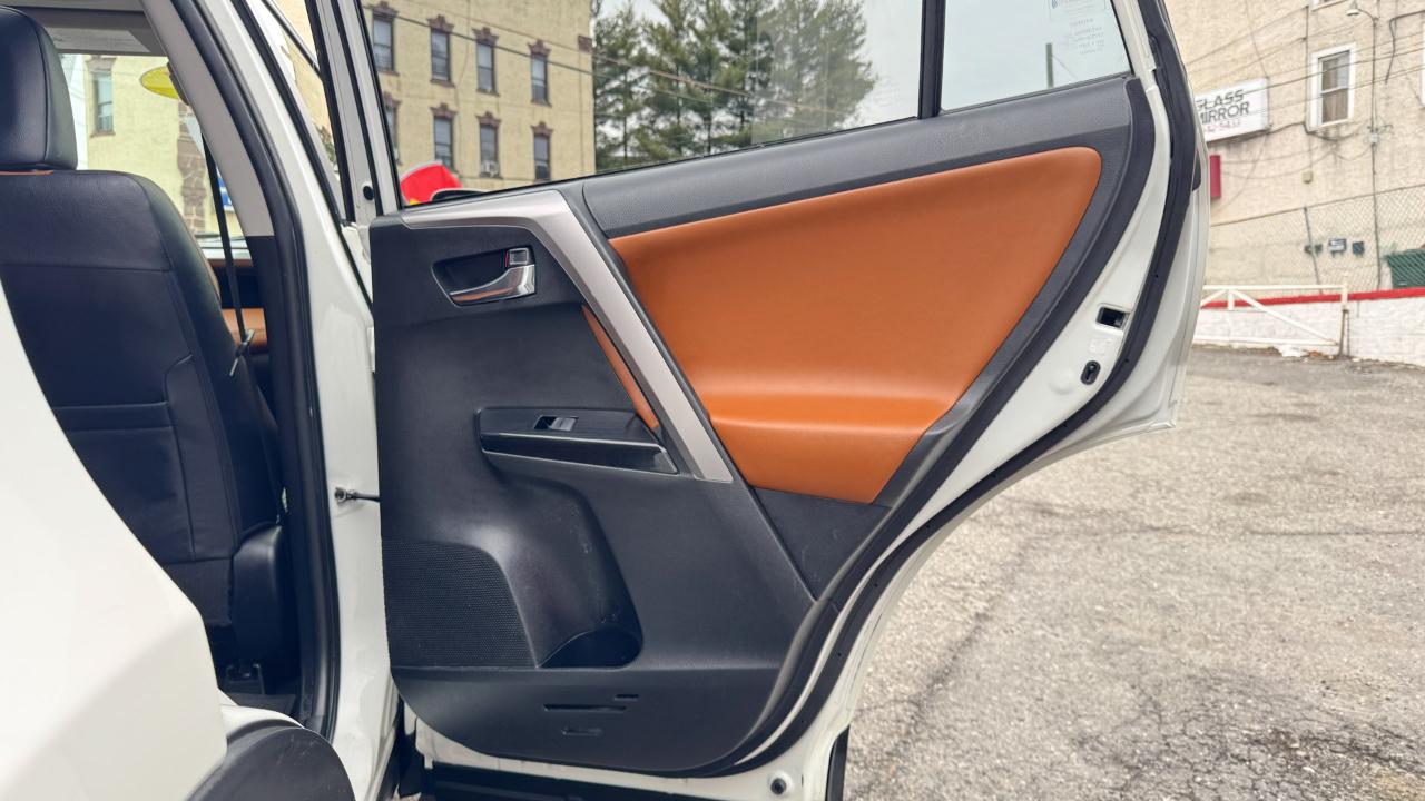 Toyota RAV4 Platinum AWD (Natl) 2017