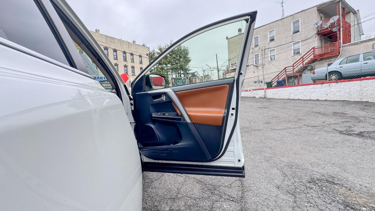 Toyota RAV4 Platinum AWD (Natl) 2017