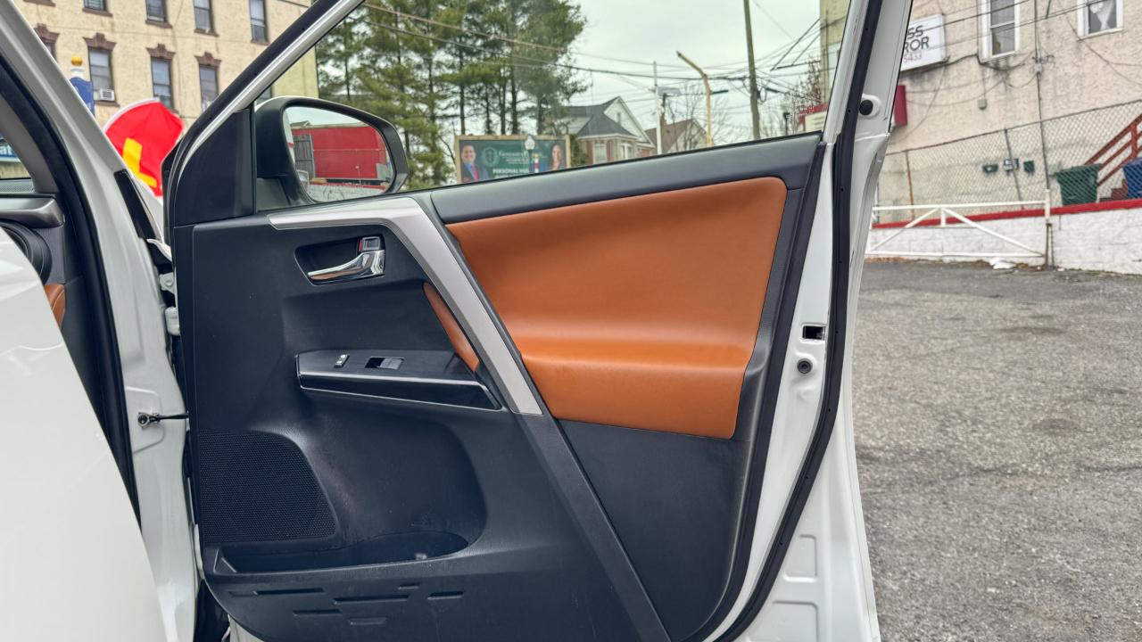 Toyota RAV4 Platinum AWD (Natl) 2017