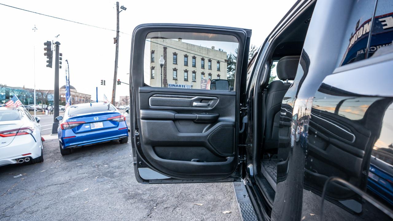RAM 1500 Big Horn 4x4 Crew Cab 5'7" Box 2020