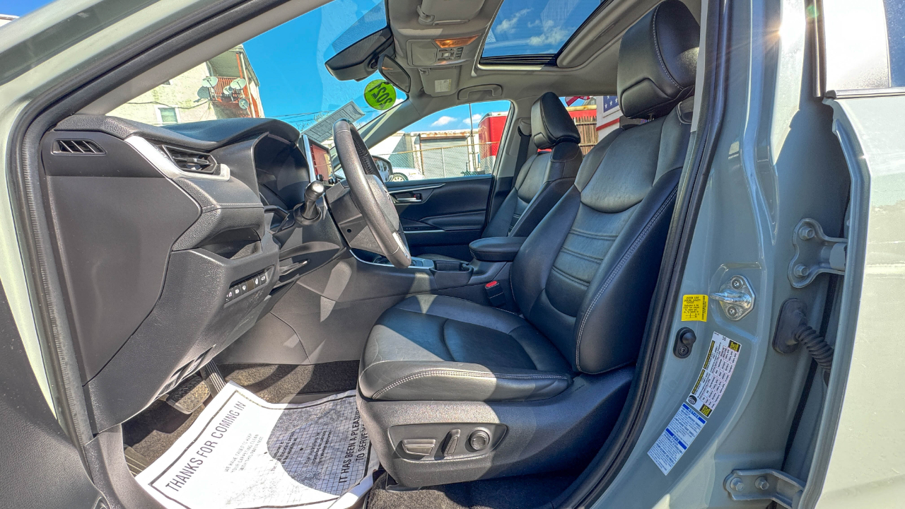 Toyota RAV4 XLE Premium AWD (Natl) 2021