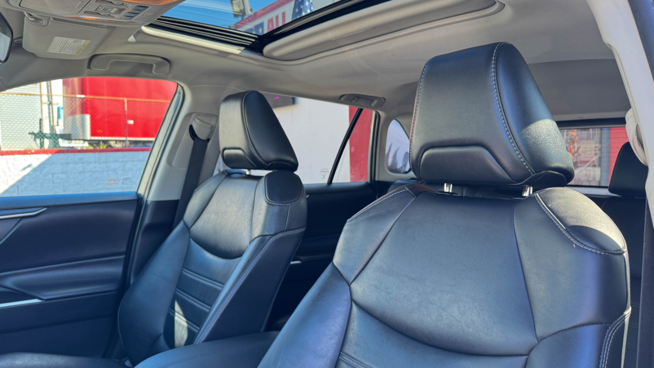 Toyota RAV4 XLE Premium AWD (Natl) 2021