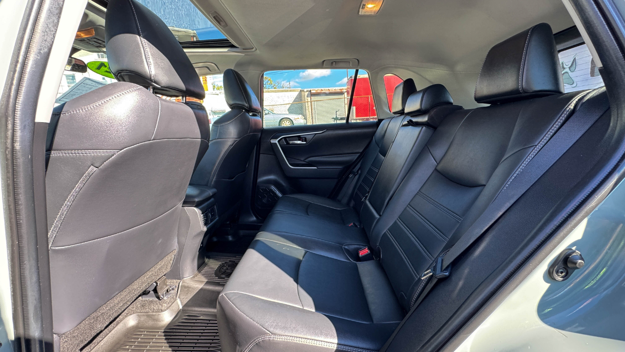 Toyota RAV4 XLE Premium AWD (Natl) 2021