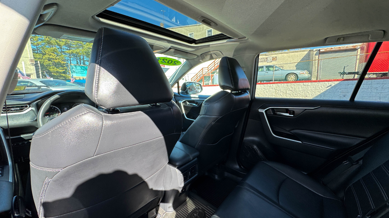 Toyota RAV4 XLE Premium AWD (Natl) 2021