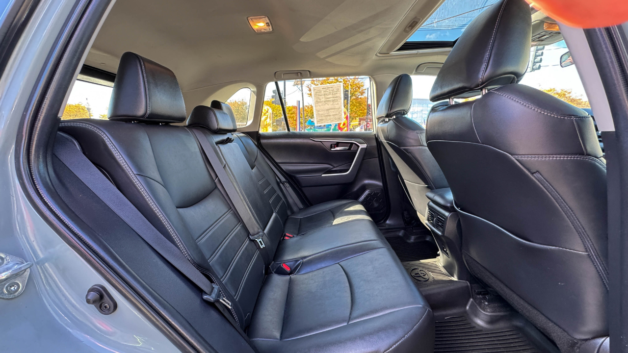Toyota RAV4 XLE Premium AWD (Natl) 2021