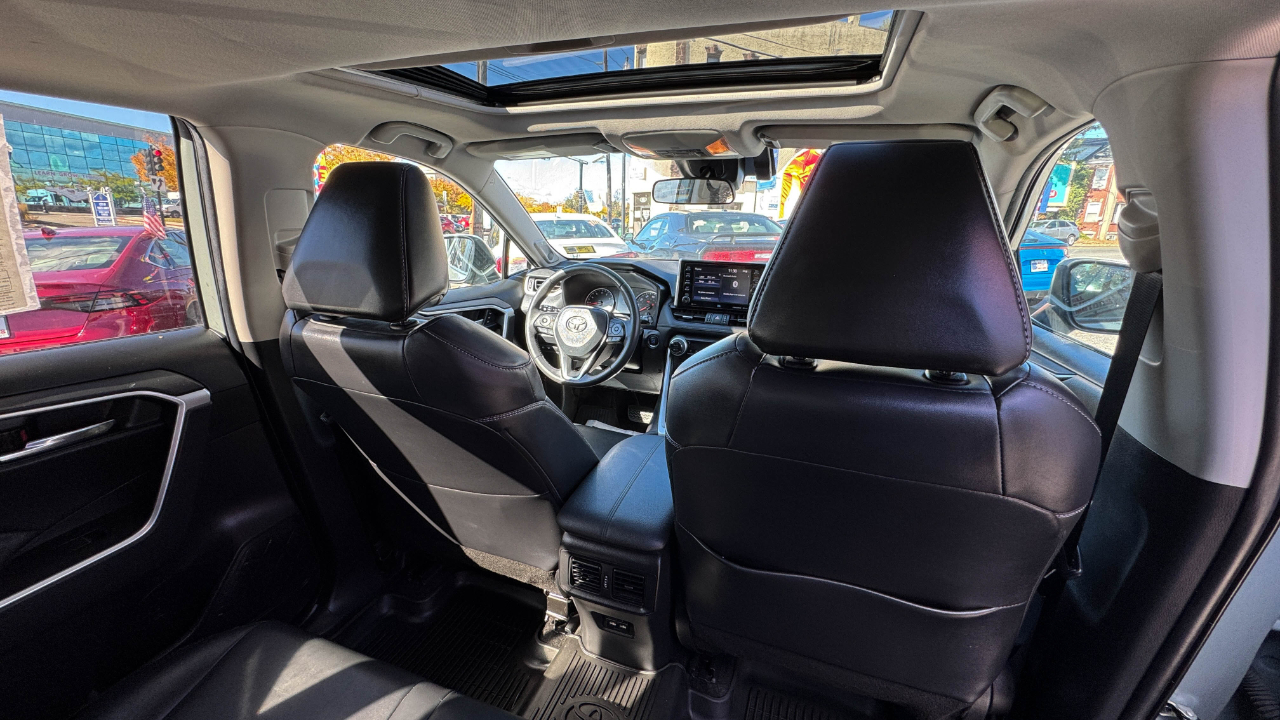 Toyota RAV4 XLE Premium AWD (Natl) 2021
