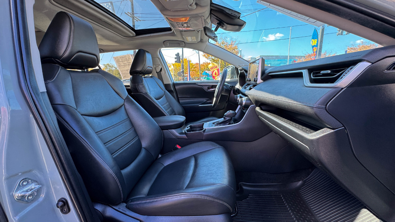 Toyota RAV4 XLE Premium AWD (Natl) 2021