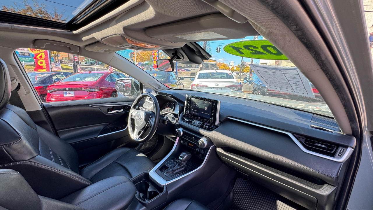 Toyota RAV4 XLE Premium AWD (Natl) 2021