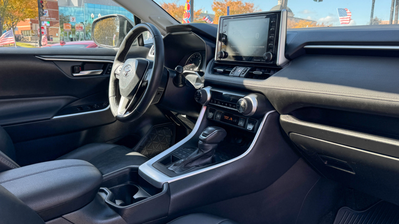 Toyota RAV4 XLE Premium AWD (Natl) 2021