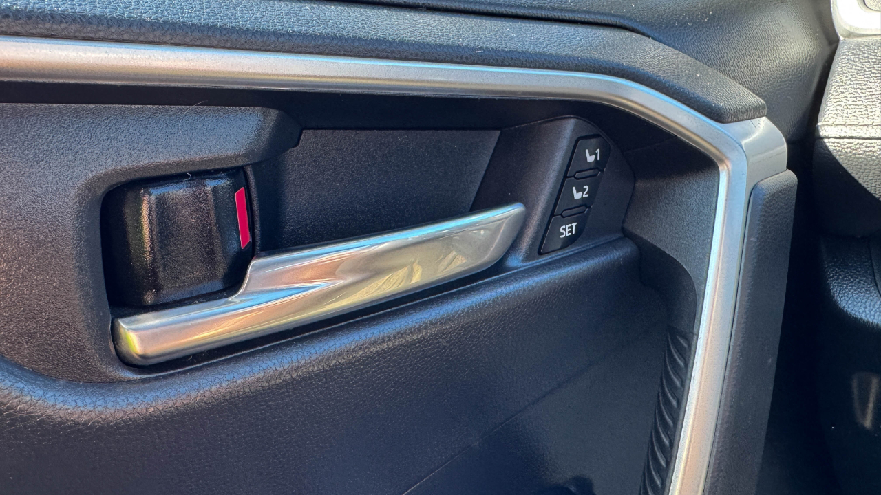 Toyota RAV4 XLE Premium AWD (Natl) 2021