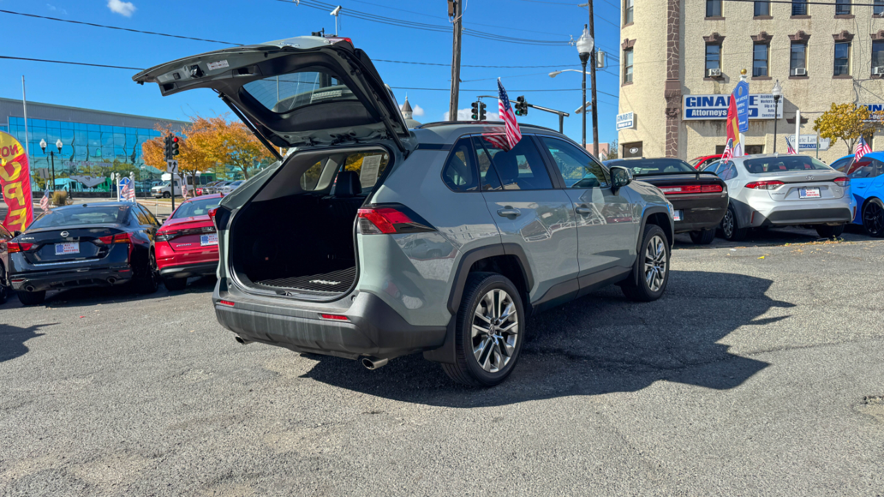 Toyota RAV4 XLE Premium AWD (Natl) 2021