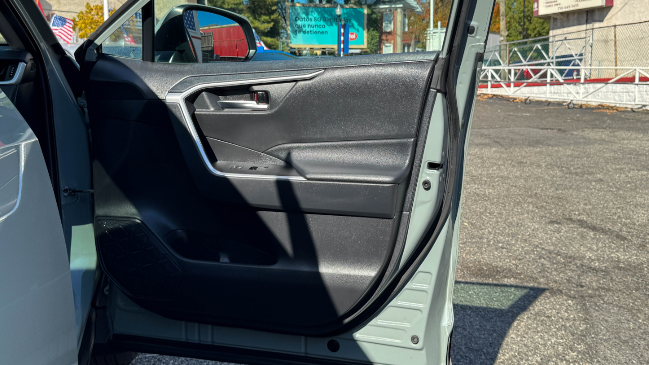 Toyota RAV4 XLE Premium AWD (Natl) 2021