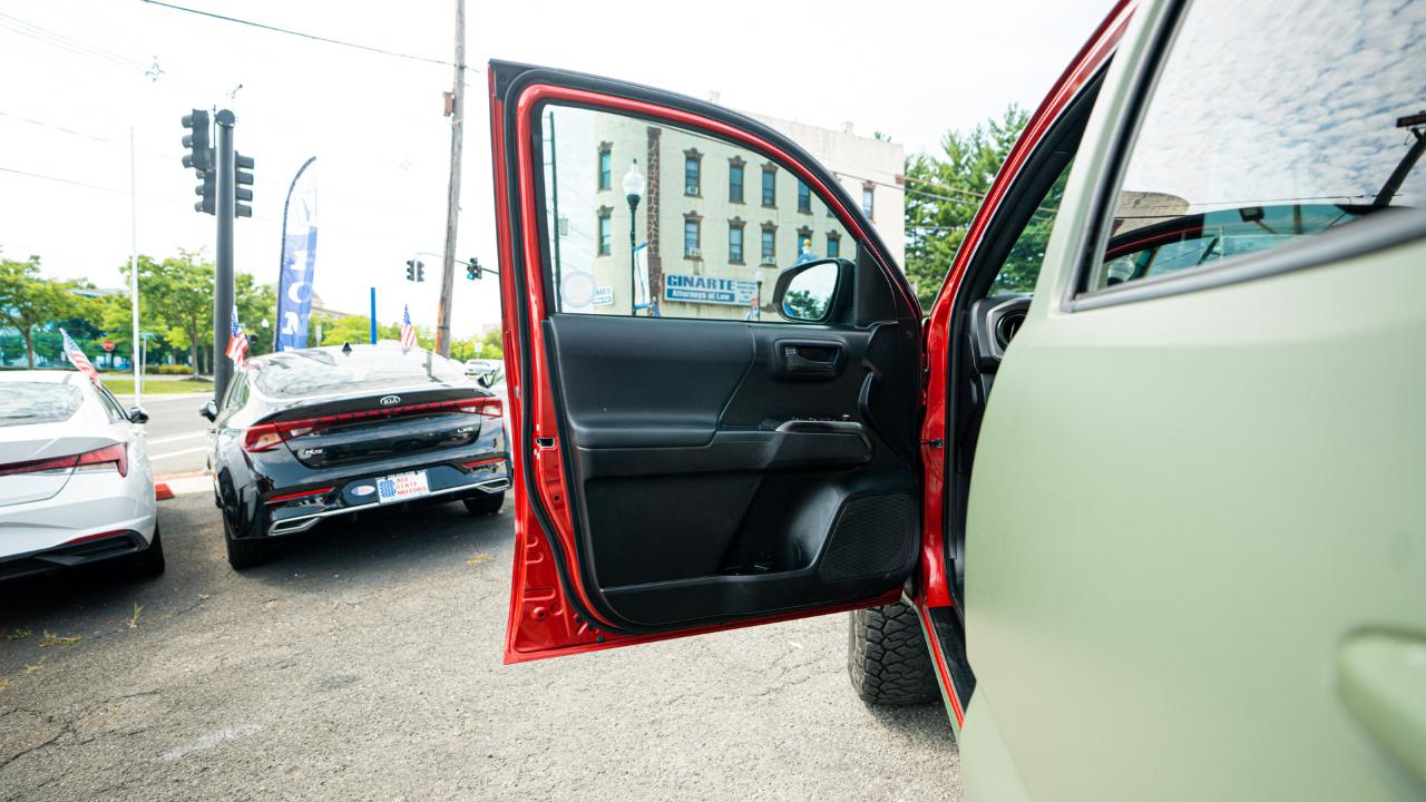 Toyota Tacoma TRD Off Road Double Cab 5' Bed V6 4x4 AT (Natl) 2017