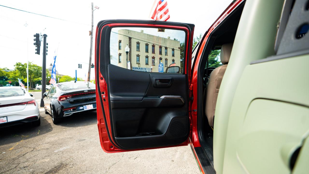 Toyota Tacoma TRD Off Road Double Cab 5' Bed V6 4x4 AT (Natl) 2017