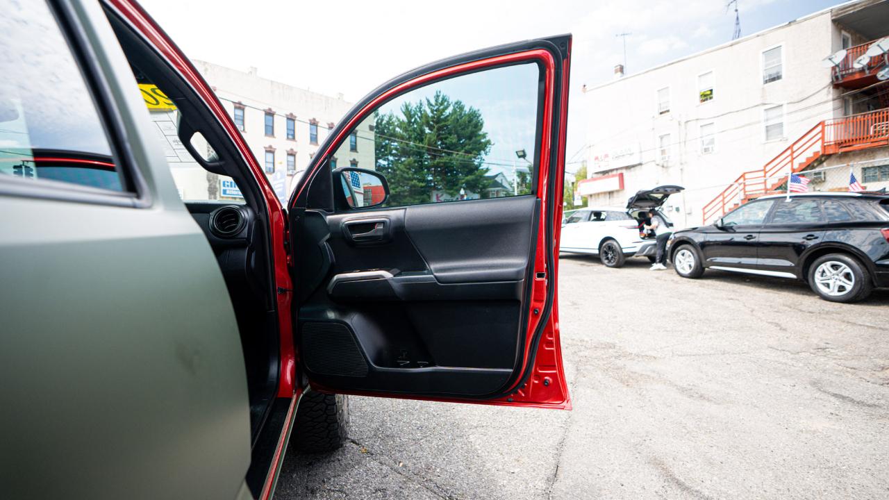 Toyota Tacoma TRD Off Road Double Cab 5' Bed V6 4x4 AT (Natl) 2017