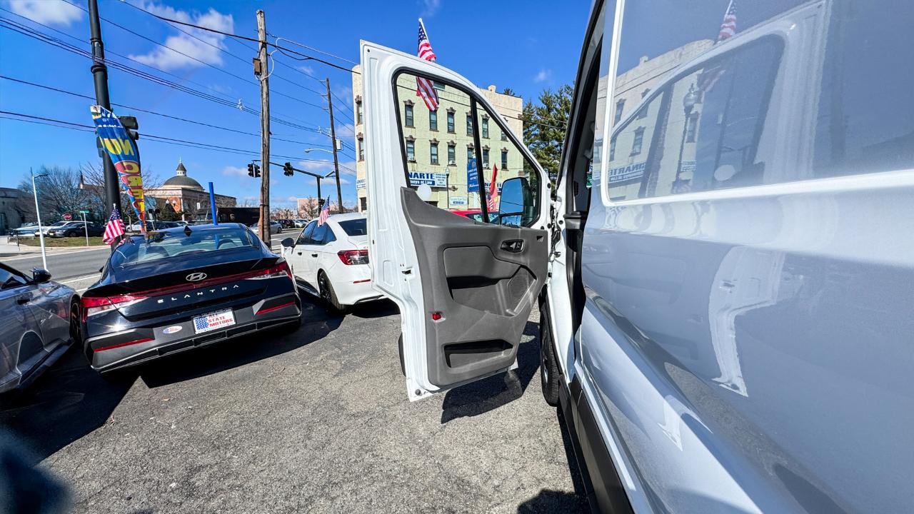 Ford Transit Cargo Van T-250 130" Med Rf 9070 GVWR RWD 2021