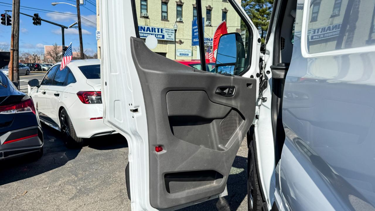 Ford Transit Cargo Van T-250 130" Med Rf 9070 GVWR RWD 2021