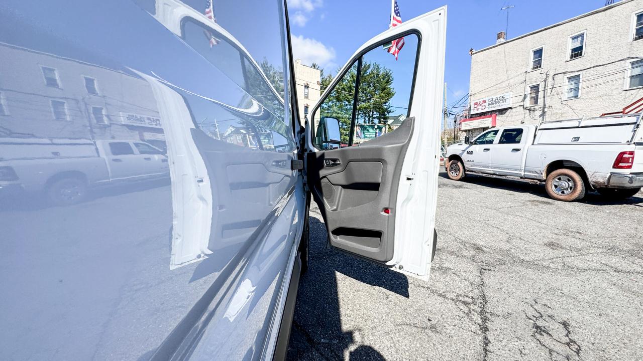 Ford Transit Cargo Van T-250 130" Med Rf 9070 GVWR RWD 2021