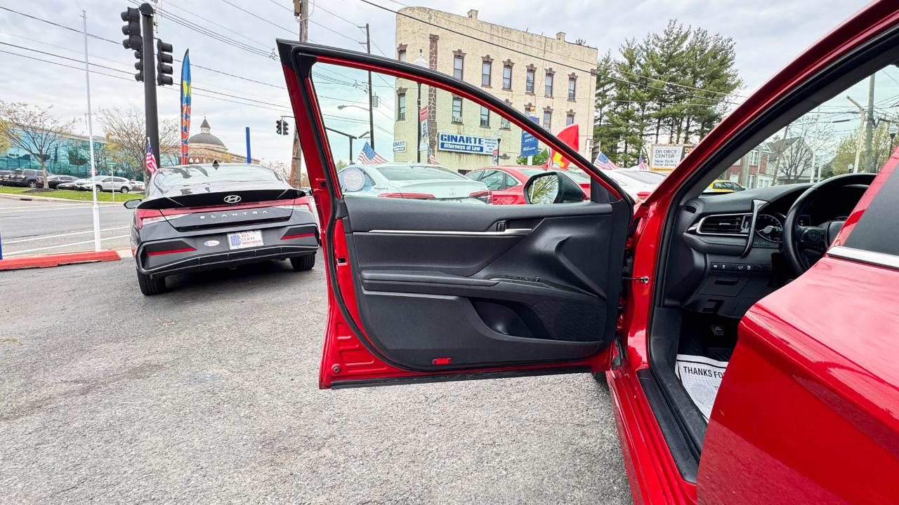 Toyota Camry SE Auto (Natl) 2023