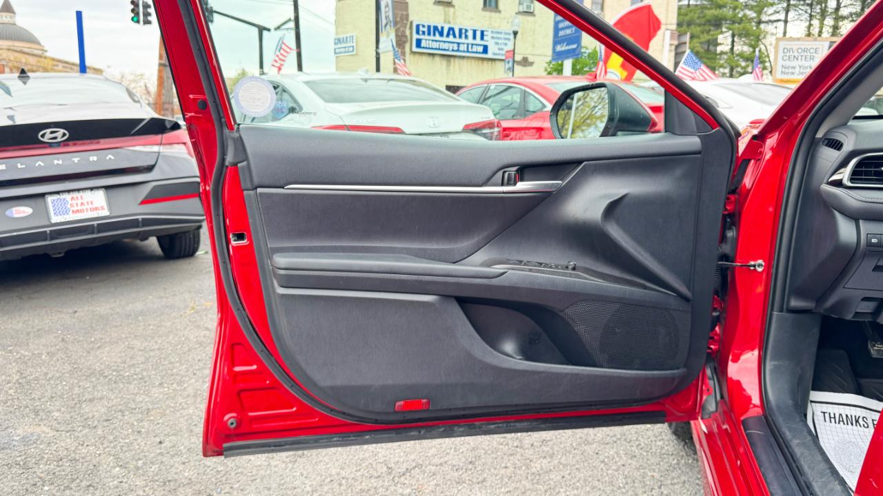 Toyota Camry SE Auto (Natl) 2023