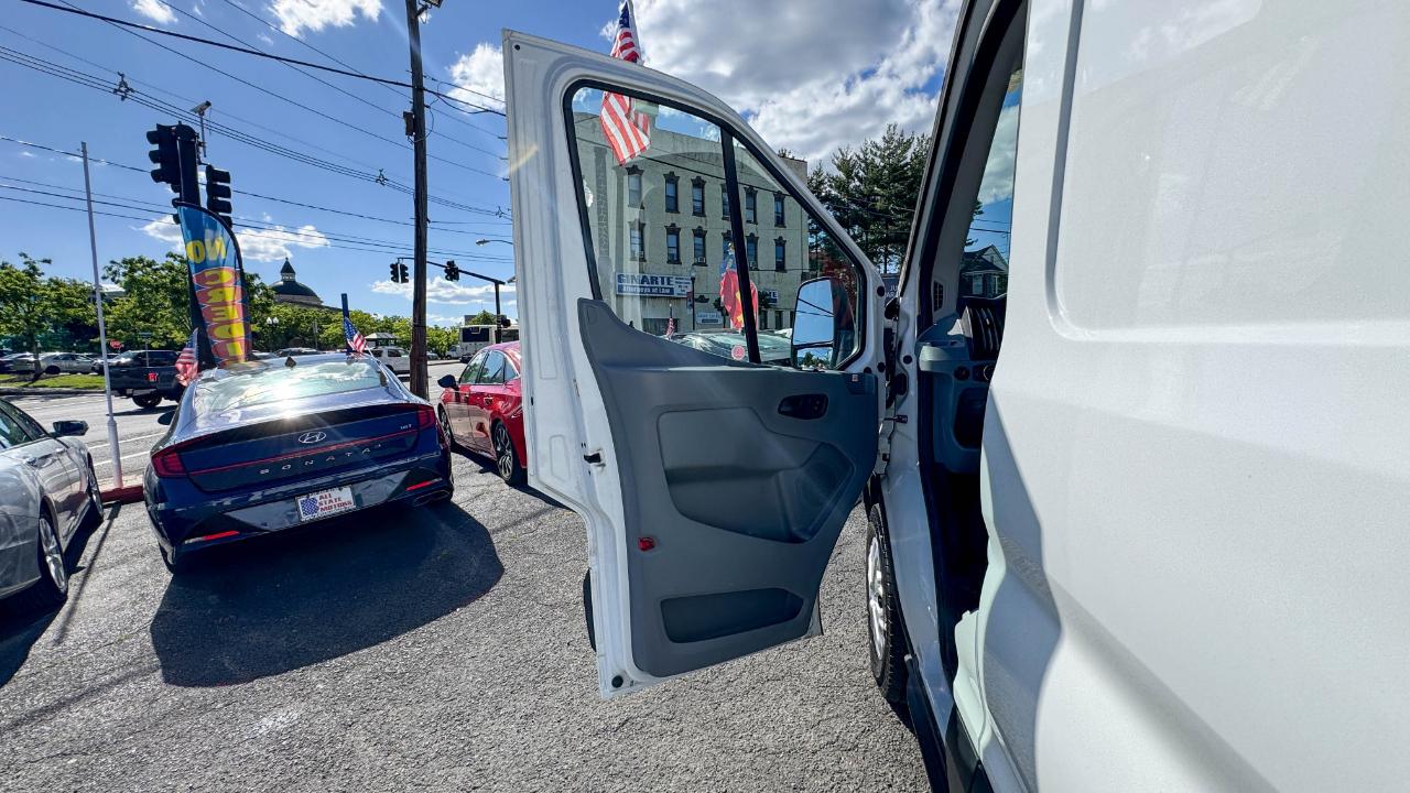 Ford Transit Van T-250 148" Med Rf 9000 GVWR Sliding RH Dr 2019