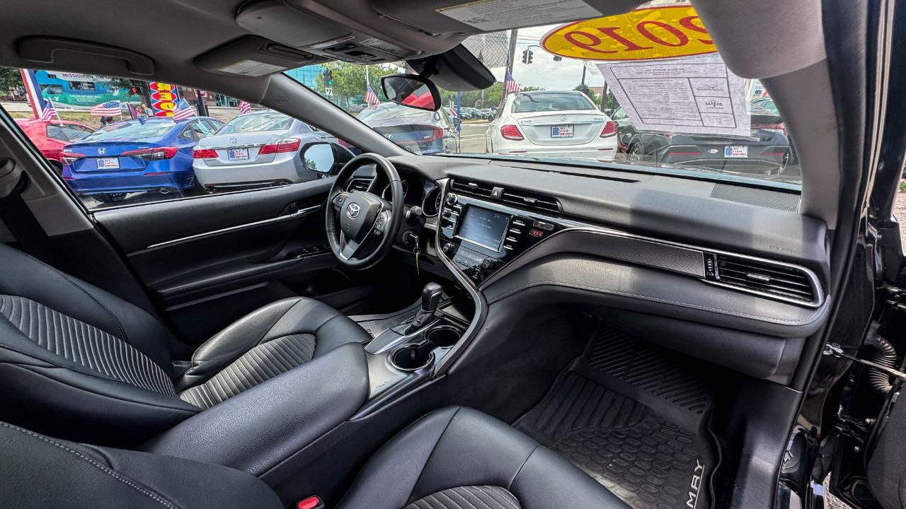 Toyota Camry SE Auto (Natl) 2019