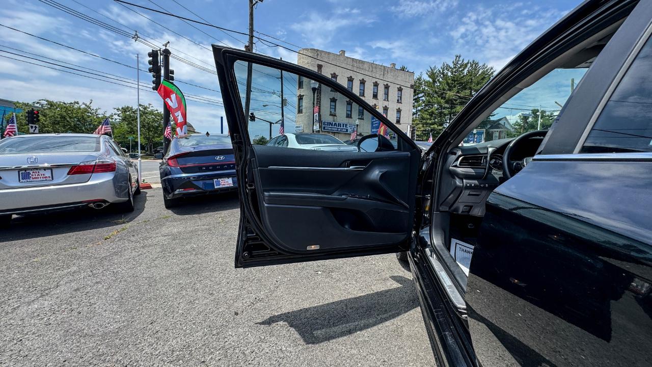 Toyota Camry SE Auto (Natl) 2019