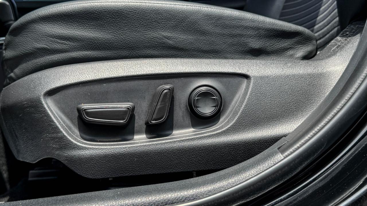 Toyota Camry SE Auto (Natl) 2019