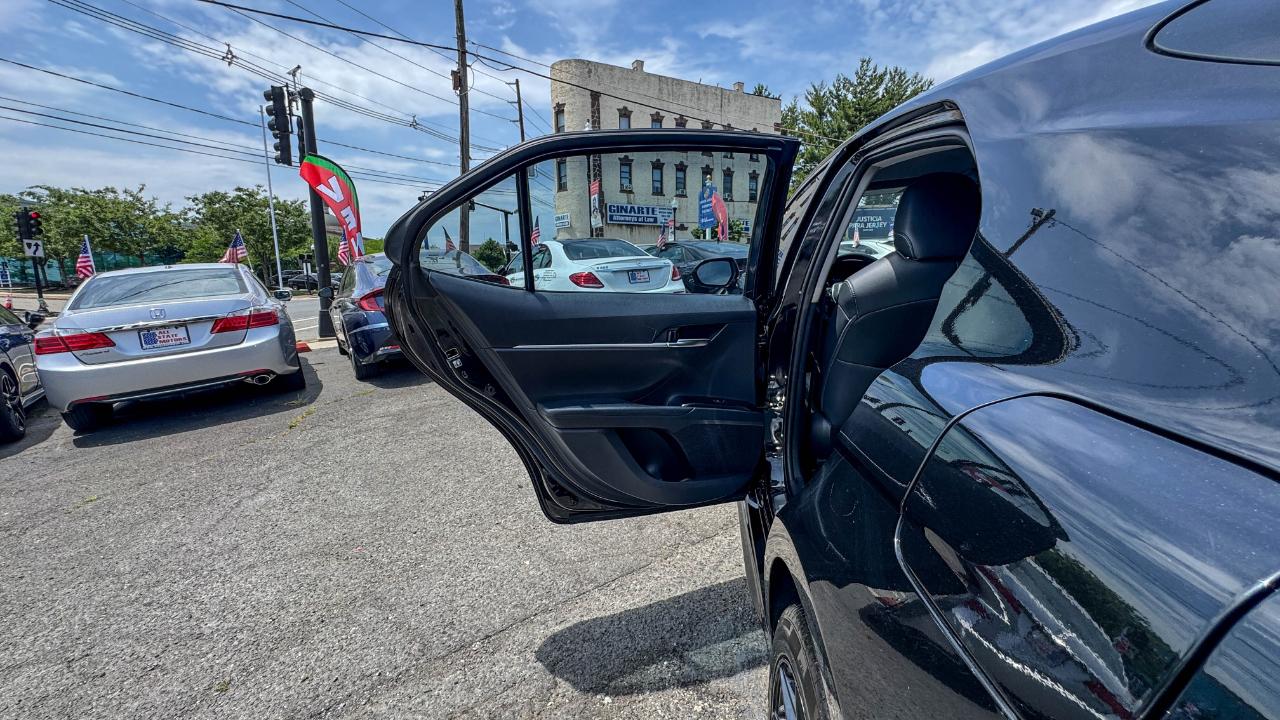 Toyota Camry SE Auto (Natl) 2019