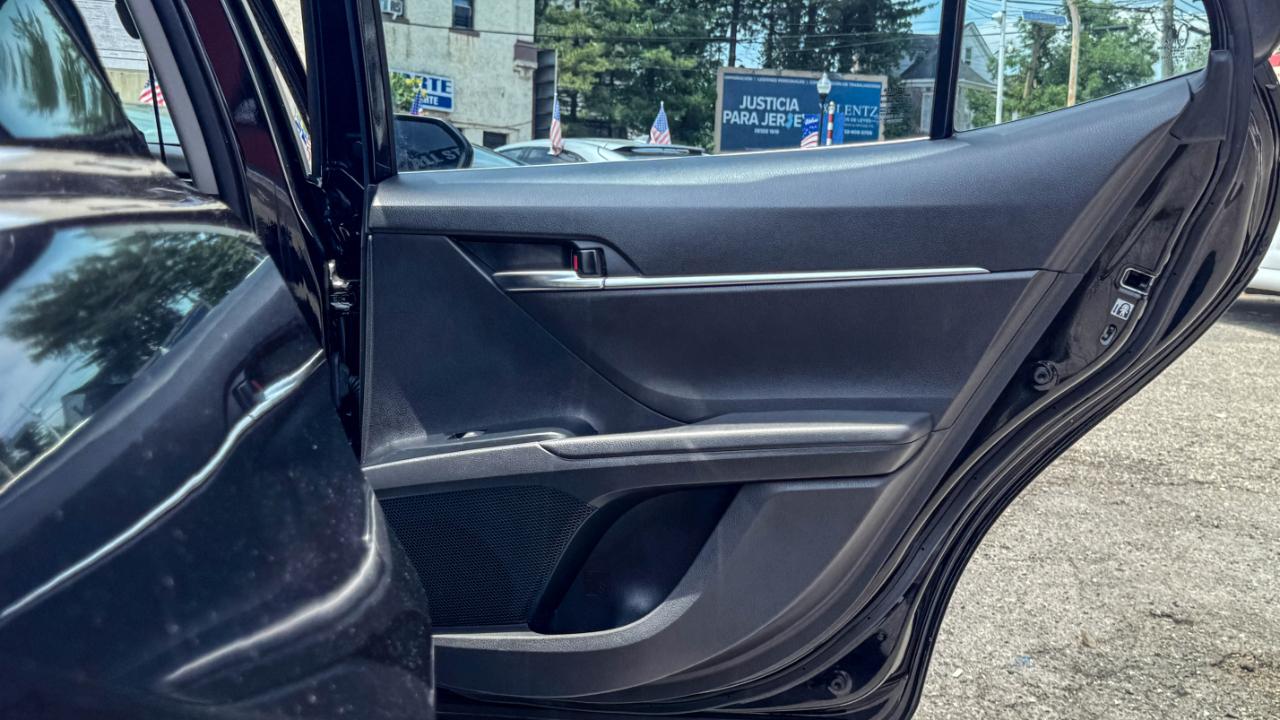 Toyota Camry SE Auto (Natl) 2019