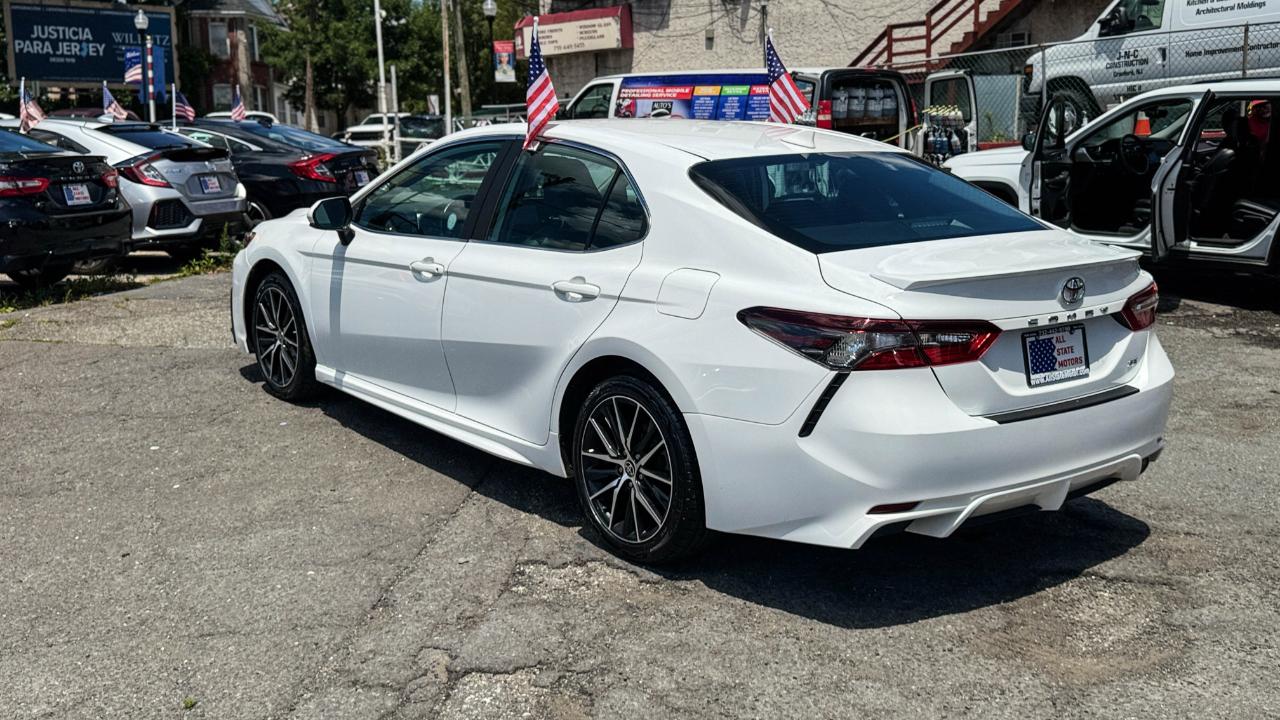 Toyota Camry SE Auto (Natl) 2021