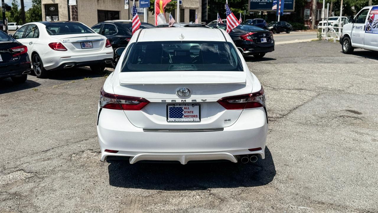 Toyota Camry SE Auto (Natl) 2021