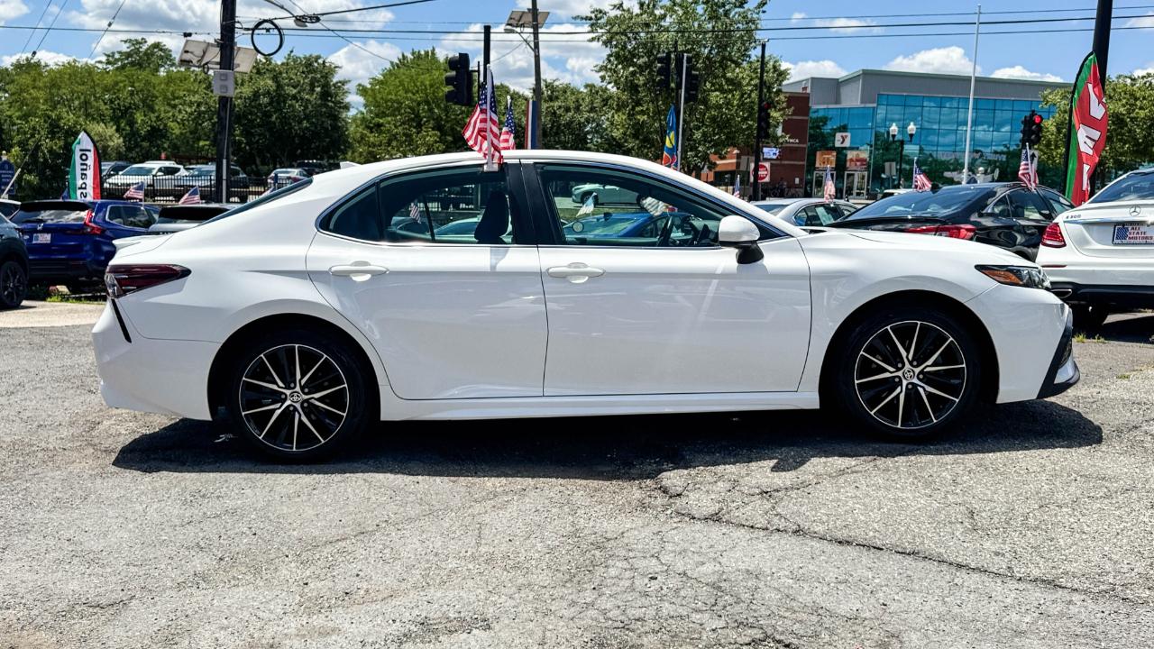 Toyota Camry SE Auto (Natl) 2021