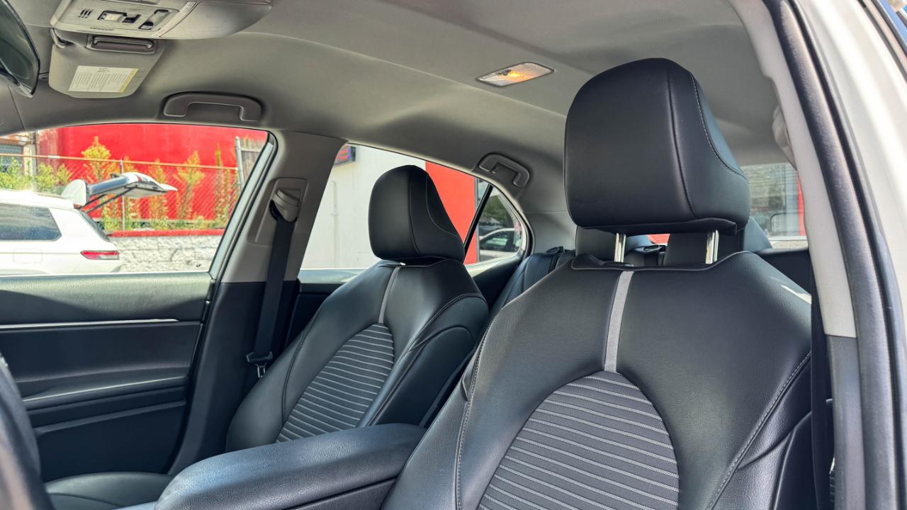 Toyota Camry SE Auto (Natl) 2021