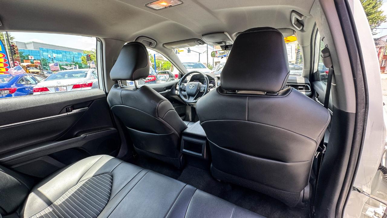 Toyota Camry SE Auto (Natl) 2021