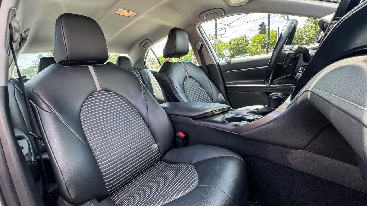 Toyota Camry SE Auto (Natl) 2021