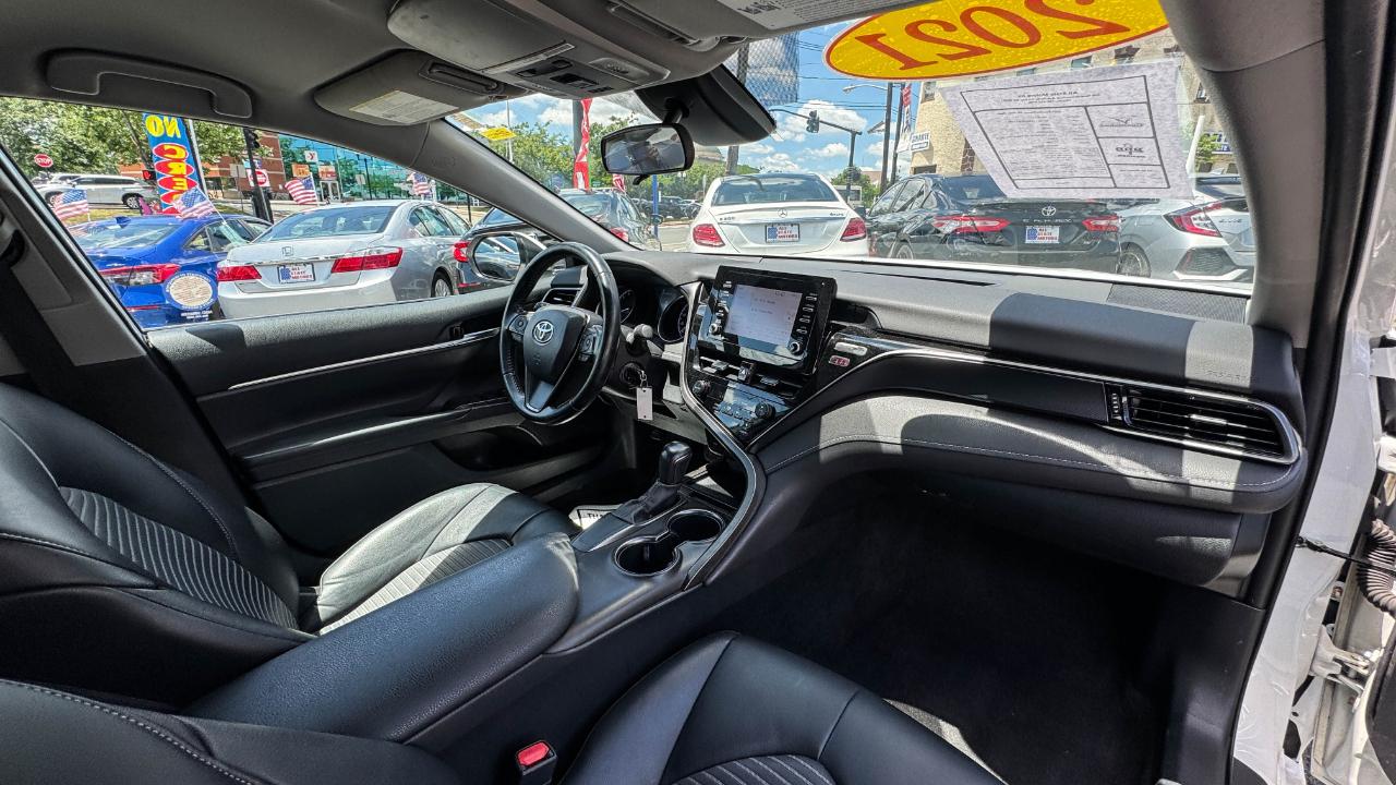 Toyota Camry SE Auto (Natl) 2021