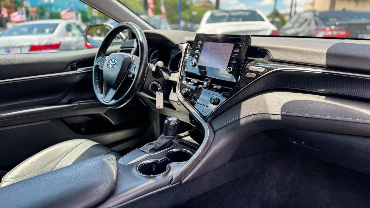 Toyota Camry SE Auto (Natl) 2021