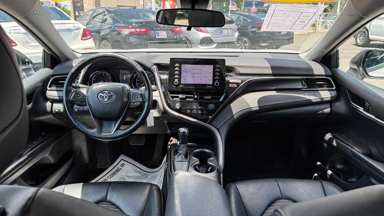 Toyota Camry SE Auto (Natl) 2021