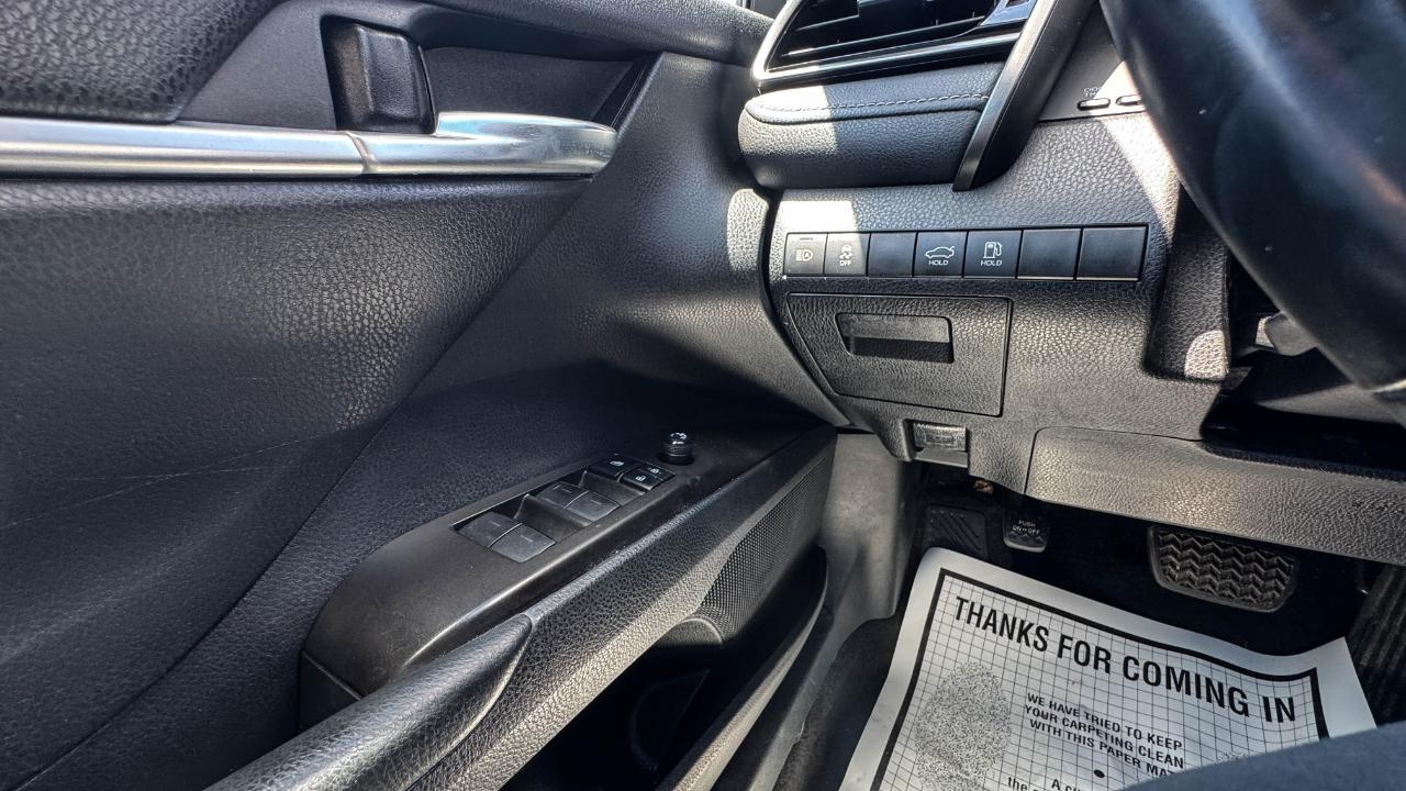 Toyota Camry SE Auto (Natl) 2021